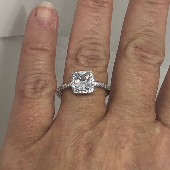 925/18kw Gold AAAAA Rated CZ Halo Ring - Picture 7 of 7